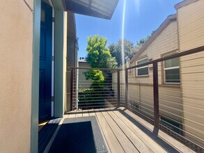 3904 Ruby St, Unit 4 in Oakland, CA - Foto de edificio - Building Photo