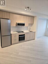 2501 Saw Whet Blvd. in Oakville, ON - Building Photo - Building Photo