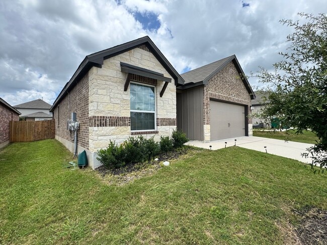 9342 Crestway Rd in Converse, TX - Building Photo - Building Photo
