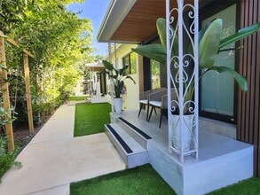 740 SW 9th St, Unit 1 in Miami, FL - Foto de edificio - Building Photo