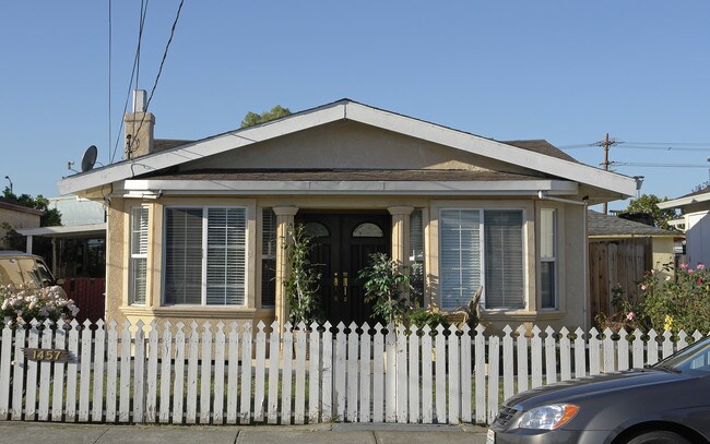 1457 Oriole Ave in San Leandro, CA - Foto de edificio - Building Photo