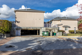 Oakviews in Richmond, BC - Building Photo - Building Photo