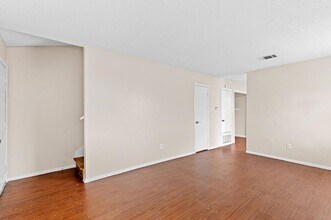 8412 Garcreek Cir, Unit D in Austin, TX - Building Photo - Building Photo