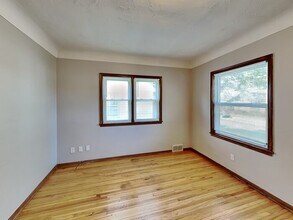 1946 Cottage Ave E in St. Paul, MN - Building Photo - Building Photo