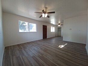 1111 Central Ave in Hollister, CA - Foto de edificio - Building Photo