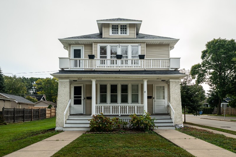 4800 N Bartlett Ave in Whitefish Bay, WI - Building Photo