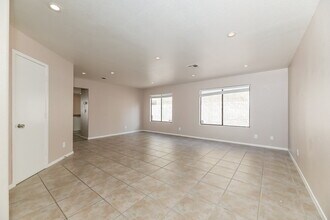 379 Legacy Dr in Henderson, NV - Foto de edificio - Building Photo