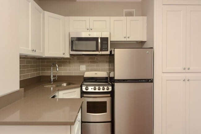 818 W Lakeside Pl, Unit A00C in Chicago, IL - Foto de edificio - Building Photo
