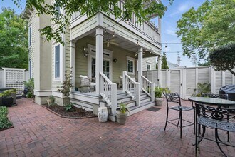 221 E Park Ave in Savannah, GA - Building Photo - Building Photo