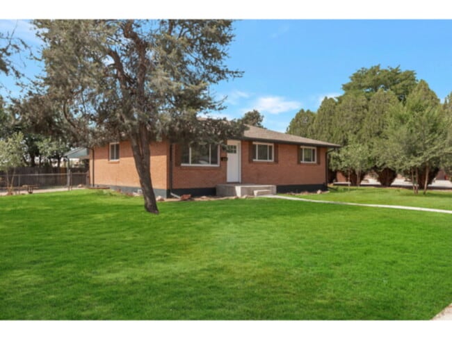 2904 W Chenango Ave in Englewood, CO - Building Photo - Building Photo