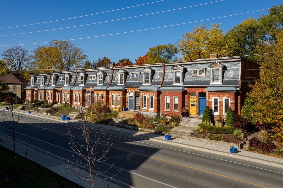 72 St Andrews St in Cambridge, ON - Building Photo