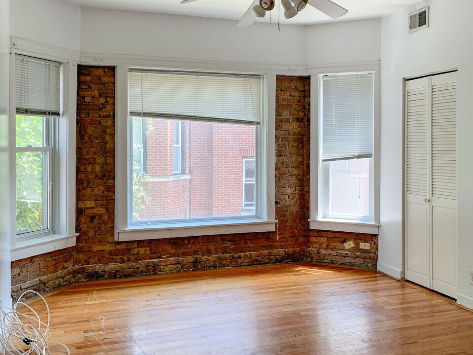 854 W Cornelia Ave, Unit 2N in Chicago, IL - Building Photo