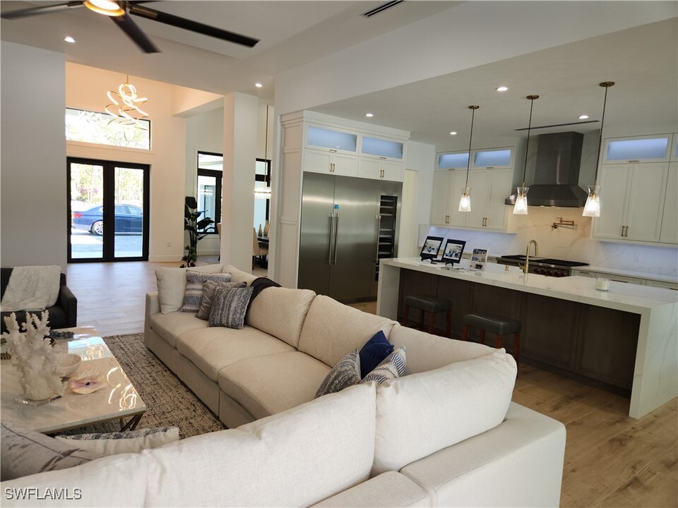 1125 Oakes Blvd in Naples, FL - Building Photo