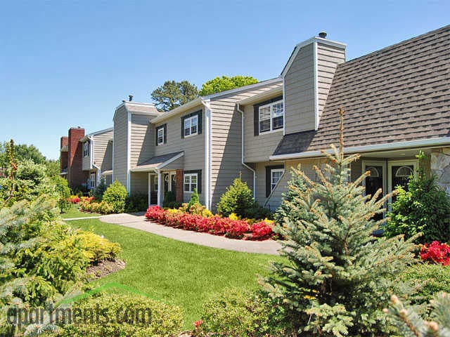 Fairfield Village At Middle Island in Middle Island, NY - Foto de edificio