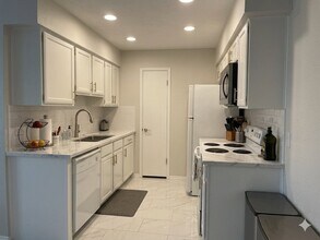 2107 Courtney St in Austin, TX - Building Photo - Building Photo