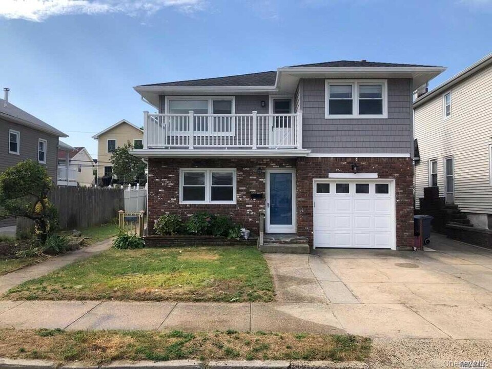 538 W Hudson St in Long Beach, NY - Building Photo