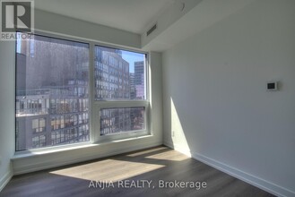 8-2508 Wellesley St W in Toronto, ON - Building Photo - Building Photo