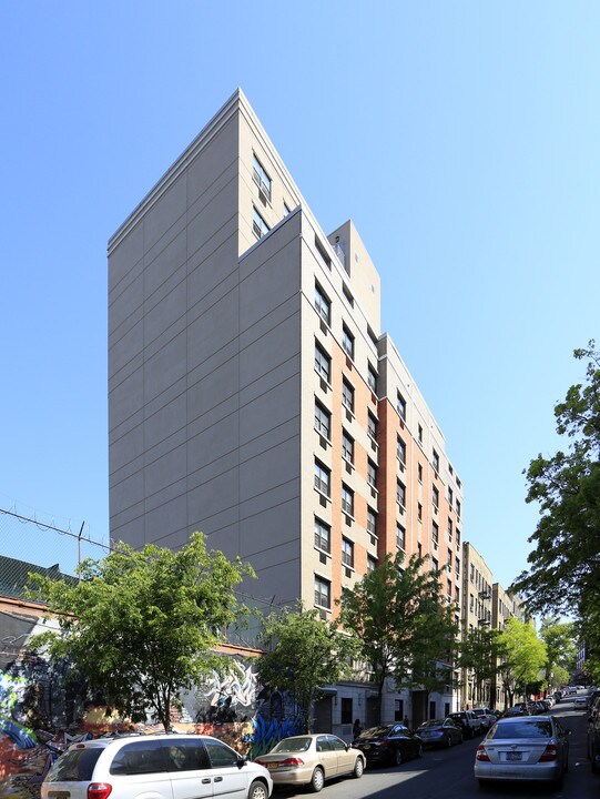 2065 Morris Ave in Bronx, NY - Building Photo