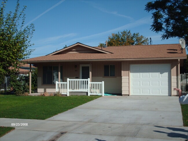 property at 860 E Commercial St