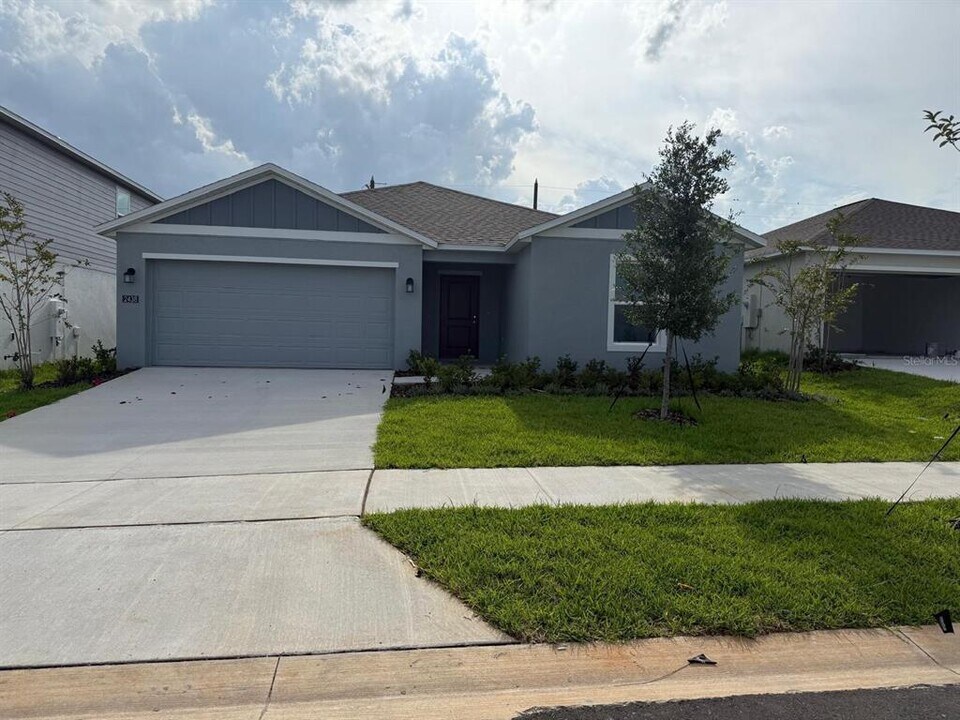 2438 McKinley Dr in Lake Wales, FL - Building Photo