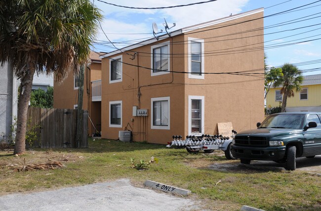 642 Eldorado in Fort Pierce, FL - Foto de edificio - Building Photo