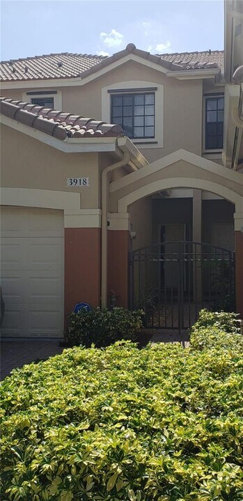 3918 Cherry Ln in Weston, FL - Building Photo