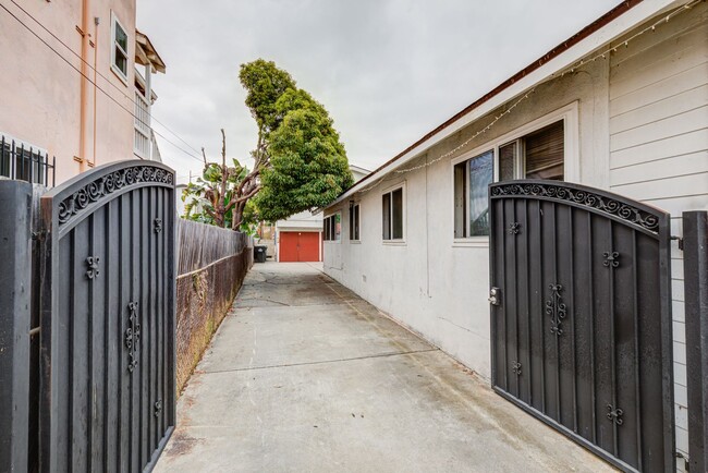 304 W Spruce Ave in Inglewood, CA - Building Photo - Building Photo