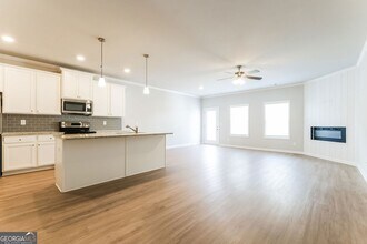 5350 Fox Den Rd in Oakwood, GA - Foto de edificio - Building Photo