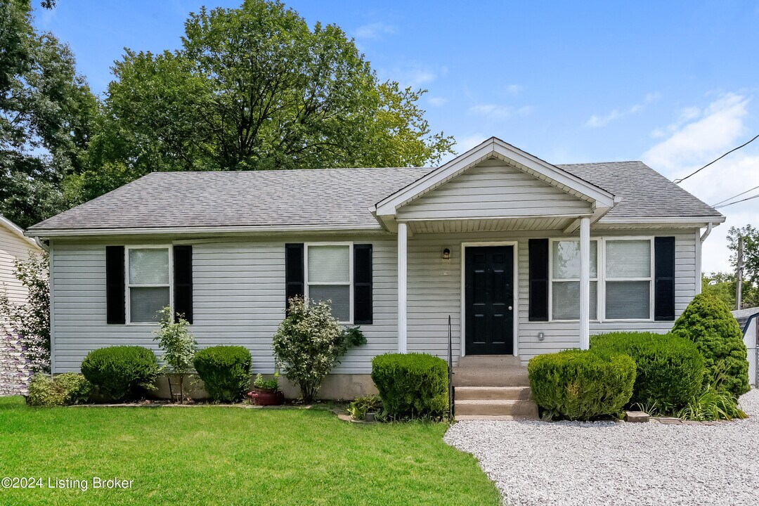 156 Hackberry Ln in Shepherdsville, KY - Building Photo