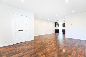 17425 Emelita St in Encino, CA - Building Photo - Building Photo