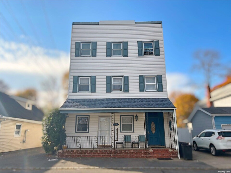 119 S 6th St in Lindenhurst, NY - Building Photo