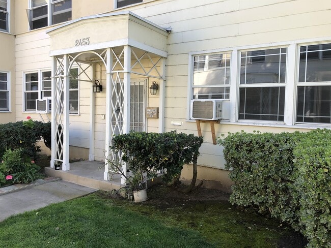 2453 Silver Lake Blvd, Unit 2453-B in Los Angeles, CA - Building Photo - Building Photo