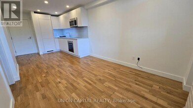 407-230-230 Oak St in Toronto, ON - Building Photo - Building Photo