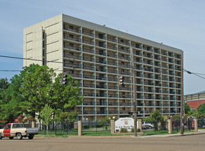 Dr. R. Q Venson Center in Memphis, TN - Foto de edificio - Building Photo