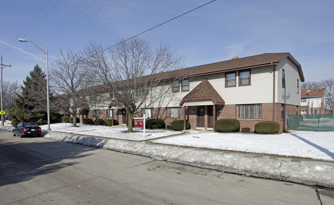 Grange Valley in Cudahy, WI - Building Photo