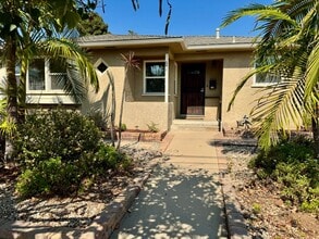 6887 Clara Lee Ave in San Diego, CA - Foto de edificio - Building Photo