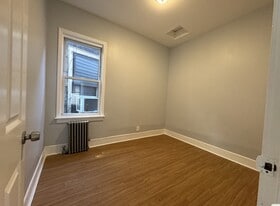 105 Wegman Pky, Unit 1 in Jersey City, NJ - Building Photo - Building Photo