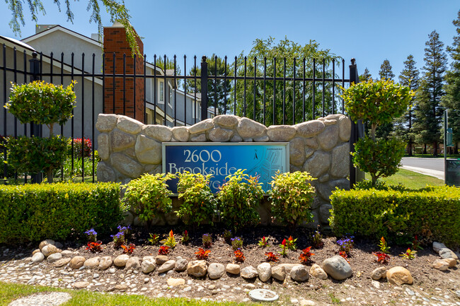 2600 Brookside Dr in Bakersfield, CA - Foto de edificio - Building Photo