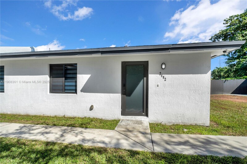 2490 NW 44th St in Miami, FL - Building Photo