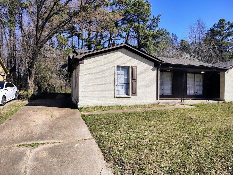 5490 Apple Blossom Dr in Memphis, TN - Building Photo