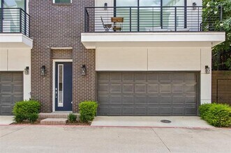 381 E Greenbriar Ln in Dallas, TX - Building Photo - Building Photo