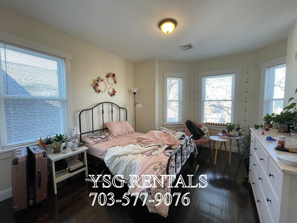 194 Hillside St in Boston, MA - Building Photo