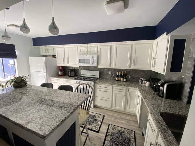 4 Staunton Ct, Unit C in Farmington, CT - Foto de edificio - Building Photo