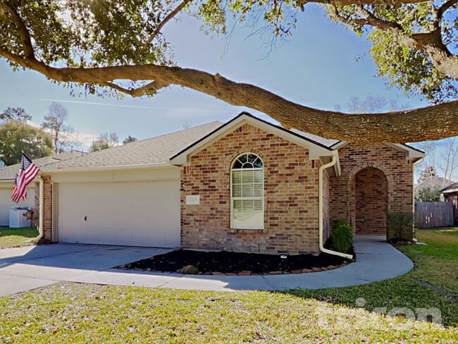 2205 Highland Hills Dr in Conroe, TX - Building Photo - Building Photo