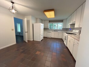 6480 Burdett Dr NW in Atlanta, GA - Building Photo - Building Photo
