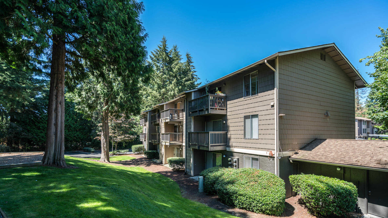 Redmond Court in Bellevue, WA - Foto de edificio