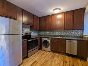 556 W Arlington Pl, Unit 012 in Chicago, IL - Foto de edificio - Building Photo