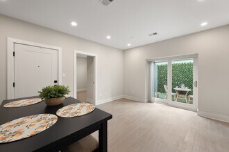 2209 M St NE, Unit 1 in Washington, DC - Foto de edificio - Building Photo