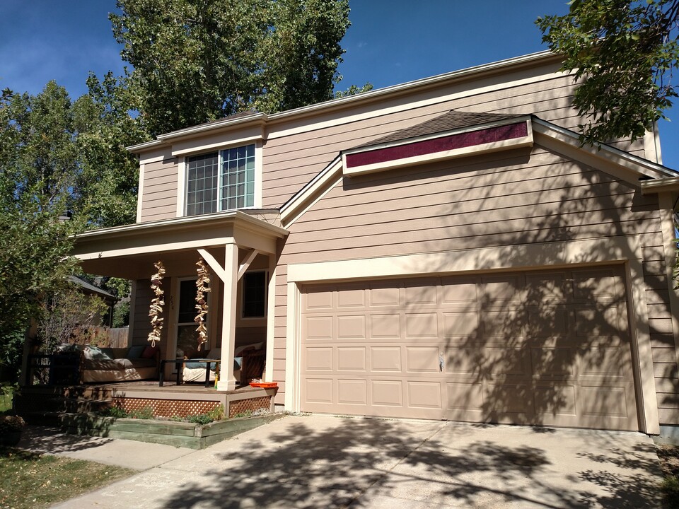 254 Greenway Cir W in Broomfield, CO - Foto de edificio