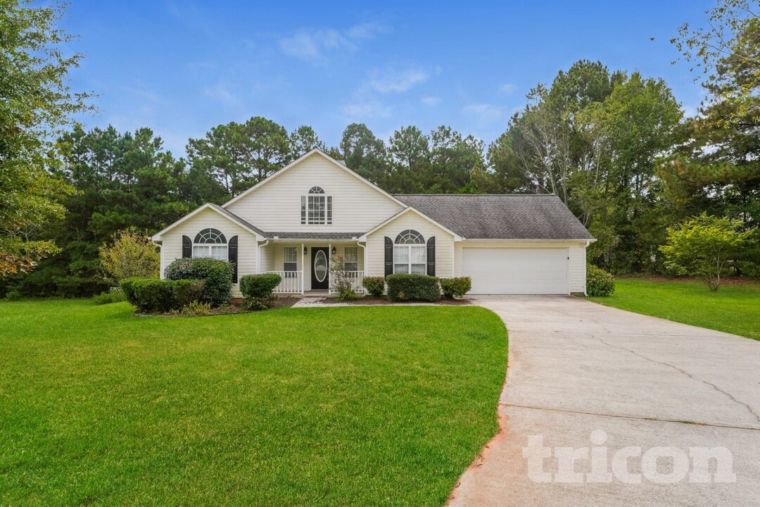 2051 Meadowglen Ln in Loganville, GA - Foto de edificio